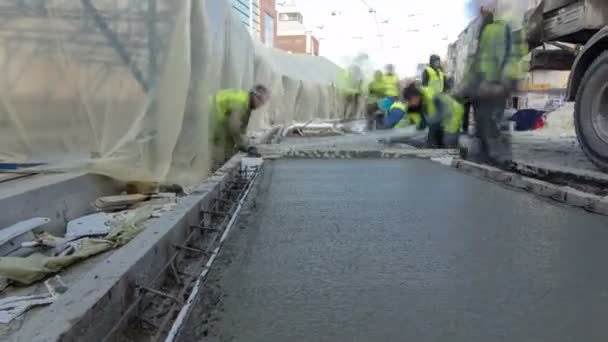 Stortklaar beton gieten na het plaatsen van stalen versterking om de weg door beton mixer timelapse hyperlapse. — Stockvideo