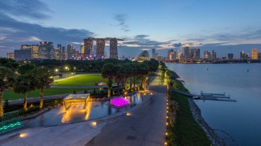 Marina Bay Sands, bay bulut orman ile çiçek kubbe supertrees gün ve gece geçiş timelapse güneş battıktan sonra bahçelerle. Marina barrage üzerinden üstten görünüm