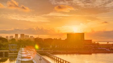 Marina Barrage timelapse güzel gündoğumu mahallinde. Turuncu Gökyüzü ve bulutlar güneş ışınları ile. Singapur'un 15 rezervuar ve şehrin göbeğinde ilk olduğunu.