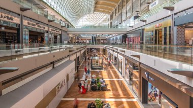 Marina Bay Sands timelapse iç in Shoppes. Marina Bay Sands adlı Shoppes biridir Singapur'un en büyük lüks ve grup adı alışveriş merkezleri.