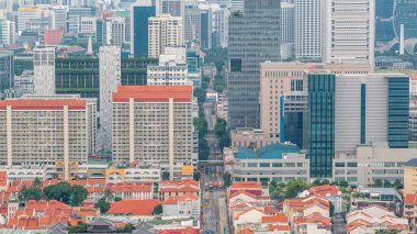 Hava görünümünde akşam timelapse çatı üzerinden Chinatown ve Singapur Downotwn. Modern kule ve gökdelen