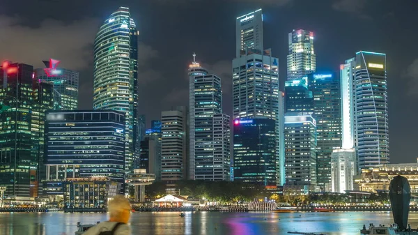 Utsikt Över Singapore Business District Skyskrapor Nattetid Med Vatten Reflektioner — Stockfoto