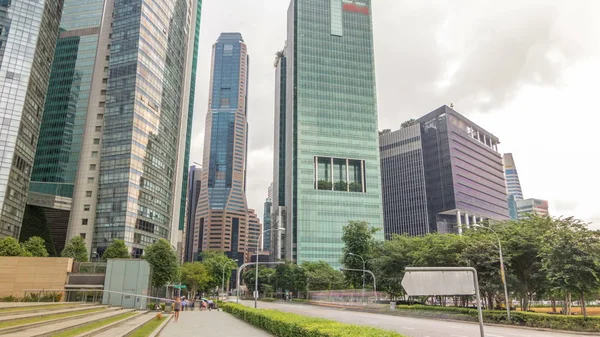 新加坡城市的天际线 市中心摩天大楼办公楼的现代大都市的减忆 在玻璃表面的反射和天空中的云 道路上的交通 — 图库照片