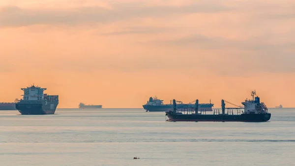 Tidig Morgon Scen Lastfartyg Och Tankfartyg Förankrad Utanför Singapores Kusten — Stockfoto