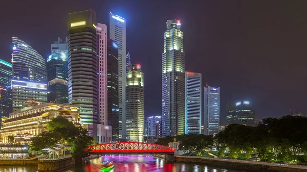 観水反射タイムラプス Hyperlapse と夜の時間のシンガポールのビジネスの地区の高層ビルは 窓にライトを点滅するいると照明塔 — ストック写真