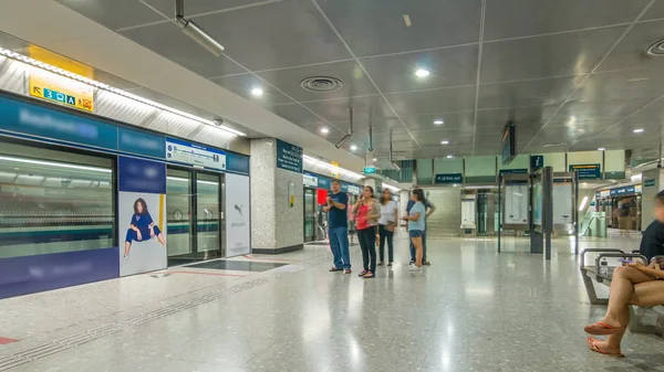 Passageiros Esperando Trem Metrô Cingapura Mass Rapid Transit Mrt Timelapse — Fotografia de Stock