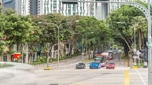 新加坡靠近唐人街的街道交界处经过时间 路上的交通 白色的大建筑实际上是公共住宅建筑 — 图库照片