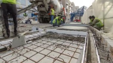 Beton Mikser timelapse hyperlapse tarafından yol yapmak için çelik takviye koyduktan sonra hazır beton dökme.