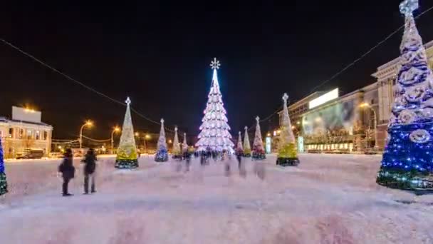 El árbol de Navidad de la ciudad central en la plaza de la libertad timelapse hiperlapso en Jarkov, Ucrania . — Vídeo de stock