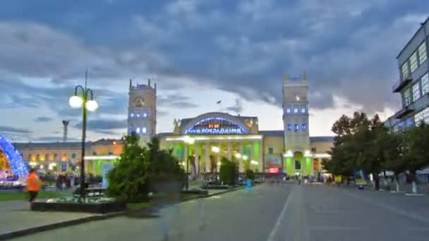 Zuidstation, de officiële naam van de Kharkov-Passenger railway station dag aan nacht timelapse hyperlapse. — Stockvideo