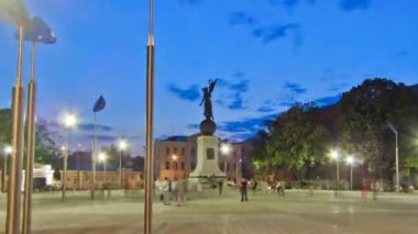 Anıt, bağımsızlık günü gece timelapse hyperlapse için. Kharkiv, Ukrayna