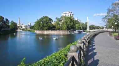 Nehir Kharkiv Maryinsky köprü ve dolgu timelapse genelinde yaya köprüsü