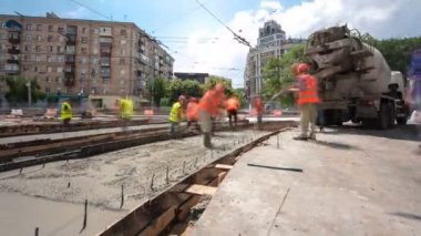 Yol bakım yapımı ile birçok işçi ve mikser timelapse hyperlapse için Beton işleri