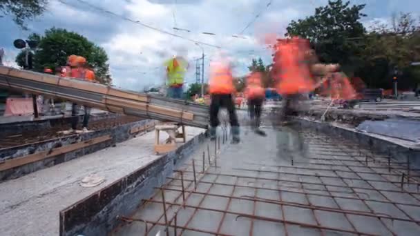 Betonarbeiten für den Straßenbau mit vielen Arbeitern und Mischern im Zeitraffer — Stockvideo