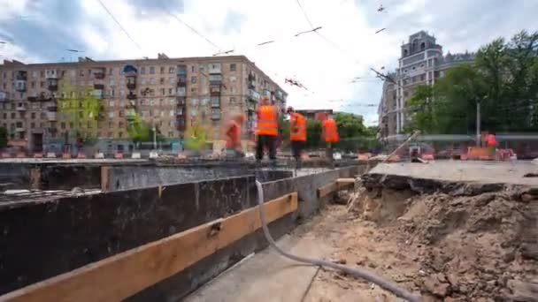 Betonarbeiten für den Straßenbau mit vielen Arbeitern und Mischern im Zeitraffer — Stockvideo