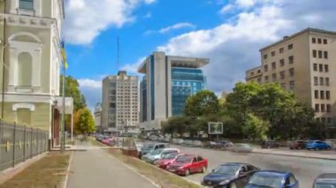 Tarihi binaları ve oteller bağımsızlık Avenue'de Özgürlük Meydanı yakınındaki Kharkov timelapse hyperlapse, Ukrayna