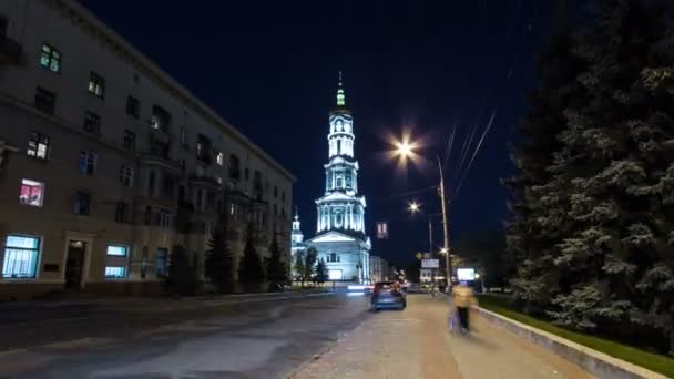 A torre sineira da Catedral de Assunção Uspenskiy Sobor dia a noite timelapse hyperlapse em Kharkiv, Ucrânia — Vídeo de Stock