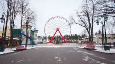 Dönme dolap ve Noel ağacı Gorki Park timelapse hyperlapse, Kharkiv, Ukrayna.