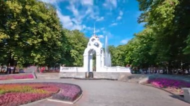 Ayna cam veya stream akışı timelapse hyperlapse - Kharkov şehir ilk sembolü