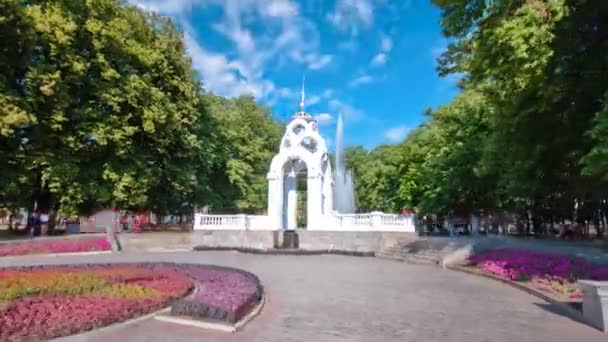 Corriente de espejo o flujo de vidrio hiperlapso timelapse - el primer símbolo de la ciudad de Jarkov — Vídeo de stock