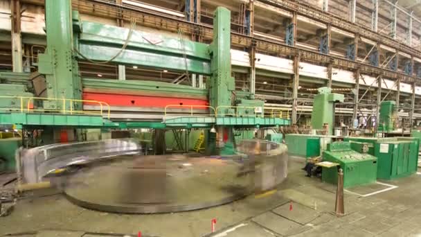 Producción industrial de turbinas para el timelapse de la industria pesada. Enormes componentes de turbina de acero . — Vídeos de Stock