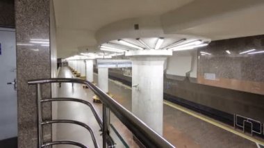 Harkov metro timelapse hyperlapse hatta Oleksievska Oleksievska metro İstasyonu'ndan çıkış yapan bir metro