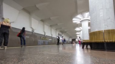 Harkov metro timelapse hyperlapse hatta Oleksievska Oleksievska metro İstasyonu'ndan çıkış yapan bir metro