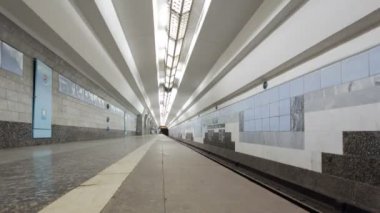 Harkov metro timelapse hyperlapse hatta Oleksievska Derzhprom metro İstasyonu'ndan çıkış yapan bir metro
