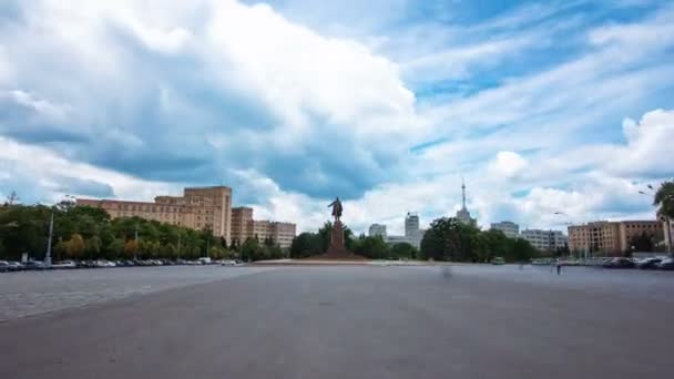 Los peatones caminan en la Plaza de la Libertad en el día soleado hiperlapso timelapse en Kharkiv, Ucrania . — Vídeo de stock