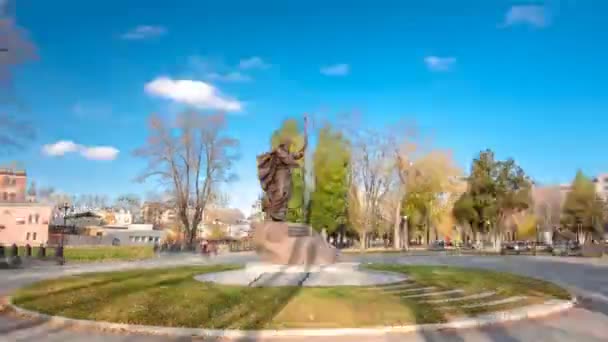 Het monument van de heilige apostel Andrew de eerste-genoemd in de op de stad park strelka timelapse hyperlapse in Kharkov, Oekraïne — Stockvideo