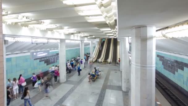 Un treno sotterraneo in partenza dalla stazione della metropolitana Metrobudivnikiv sulla linea Oleksievska della metropolitana di Kharkiv timelapse hyperlapse — Video Stock