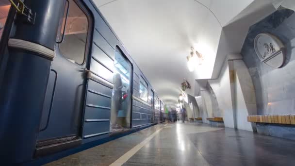 Podzemní vlak odjíždí ze stanice metra Pushkinska na lince Saltivska v Charkovské metro timelapse hyperlapse — Stock video