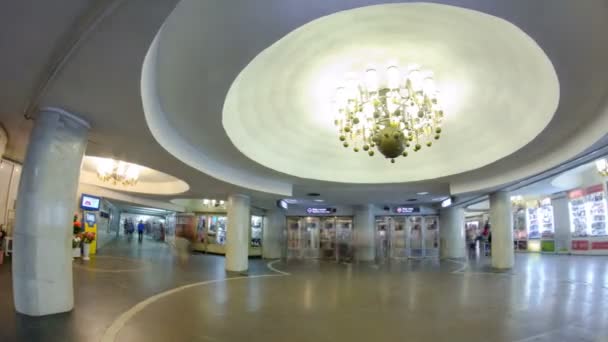 Entrada a la estación de metro Universitet en la línea Saltivska de metro Kharkiv timelapse hyperlapse — Vídeos de Stock