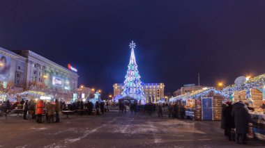 Kharkov, Ukrayna özgürlük kare timelapse hyperlapse, şehir merkezi Noel ağacı. Noel ağacı akşam şehirde açılıyor. Yeni yıl.