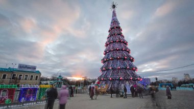 Özgürlük kare timelapse Kharkov, Ukrayna, şehir merkezi Noel ağacı. Noel ağacı günbatımında akşam şehirde açılıyor. Yeni yıl.