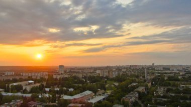 Gün batımı timelapse adlı Kharkiv Şehir yukarıdan. Şehir Merkezi ve yerleşim bölgelerine havadan görünümü. Ukrayna.