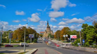 Duyuru Katedrali timelapse hyperlapse yolda trafik ile. En yüksek Ortodoks kiliseleri, altın soğan kubbe ve simgeler, Kharkov, Ukrayna ile dekore edilmiş onun kapısı biridir.
