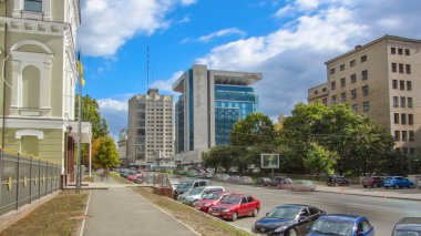 Tarihi binaları ve oteller Bağımsızlık Bulvarı Özgürlük Meydanı yakınındaki Kharkov timelapse hyperlapse, Ukrayna '. Trafik yol ve otopark