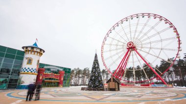 Dönme dolap ve Gorki Park timelapse hyperlapse, Kharkiv, Ukrayna Noel ağacı. Kış eğlence parkı ve konumlar.