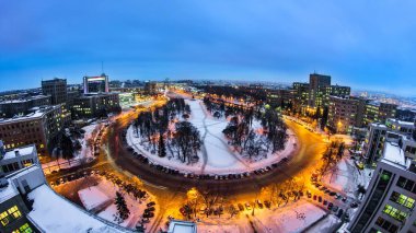 Kharkiv Şehir gün gece geçiş kış timelapse için yukarıda. Havadan görünümü şehir merkezi ve Özgürlük Meydanı. Ukrayna.
