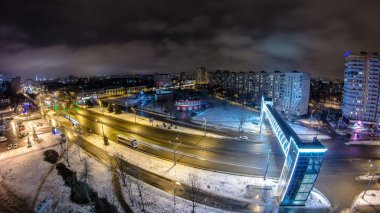 Kharkiv şehir gece timelapse kış, yukarıda. Şehir Merkezi ve yerleşim bölgelerine havadan görünümü. Gagarin Caddesi trafik. Ukrayna.