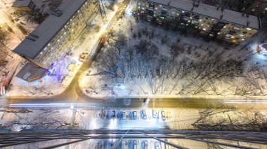 Kharkiv şehir gece timelapse kış, yukarıda. Şehir Merkezi ve yerleşim bölgelerine havadan görünümü. Ukrayna.