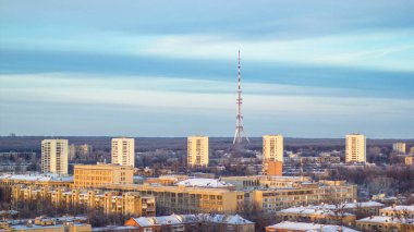 Kharkiv Şehir timelapse kış, yukarıda. Şehir Merkezi ve Tv Kulesi ile yerleşim bölgelerine havadan görünümü. Ukrayna.