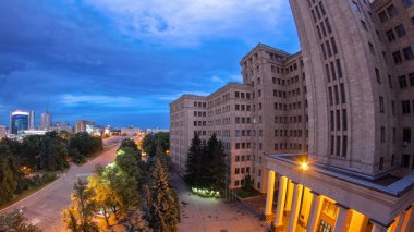 Bina Karazin Kharkiv Ulusal Üniversitesi gün gece için bir yaz akşamında timelapse geçiş. Ukrayna'da en eski üniversitelerinden biri Karazin üniversite havadan görünümü