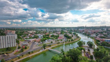 Kharkiv Şehir timelapse nehir ve park ile yukarıda. Şehir Merkezi ve yerleşim bölgelerine havadan görünümü. Ukrayna.
