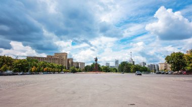 Yayalar güneşli gün timelapse hyperlapse Kharkiv, Ukrayna, Özgürlük Meydanı'nda yürüyüş. Hystoric binalar çevresinde. Özgürlük Meydanı Kharkiv içinde 6 büyük şehir merkezi Meydanı Avrupa'da olduğunu.