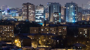 Kharkiv şehir gece timelapse kış, yukarıda. Şehir Merkezi ve yerleşim bölgelerine havadan görünümü. Ukrayna.