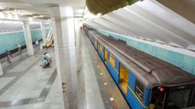 Kharkov, Ukrayna bir platformda bir yolcuyla Harkov metro timelapse hyperlapse Oleksievska hatta Metrobudivnikiv metro İstasyonu'ndan çıkış yapan bir metro