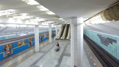 Kharkov, Ukrayna bir platformda bir yolcuyla Harkov metro timelapse hyperlapse Oleksievska hatta Metrobudivnikiv metro İstasyonu'ndan çıkış yapan bir metro