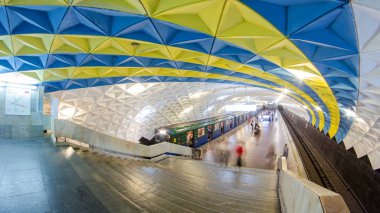 Kharkov, Ukrayna bir platformda bir yolcuyla Harkov metro timelapse hyperlapse Kholodnogorska hatta Sportivna metro İstasyonu'ndan çıkış yapan bir metro